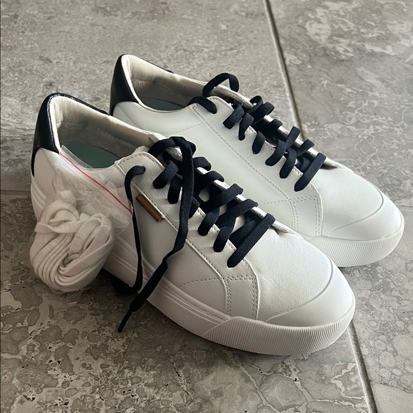 Dr. Scholl's Time Off Sneaker Sneakers in White/Black, Size 9.5, New in Box - Picture 4 of 11